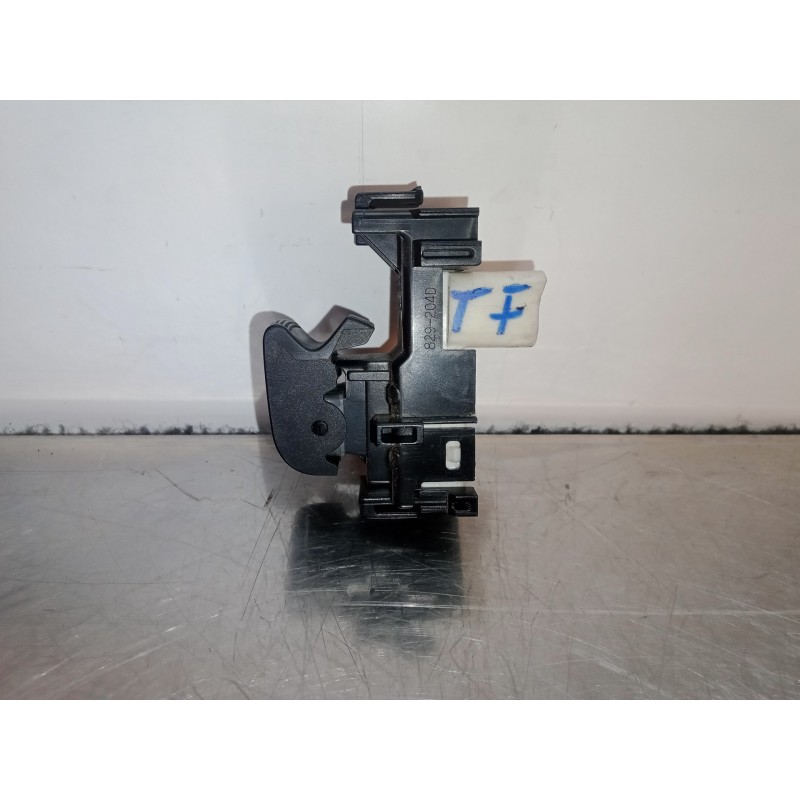 Recambio de mando elevalunas trasero izquierdo para toyota auris 1.6 16v cat referencia OEM IAM 829204D  