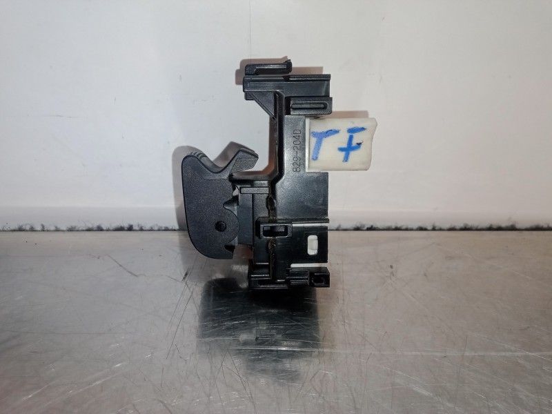 Recambio de mando elevalunas trasero izquierdo para toyota auris 1.6 16v cat referencia OEM IAM 829204D  