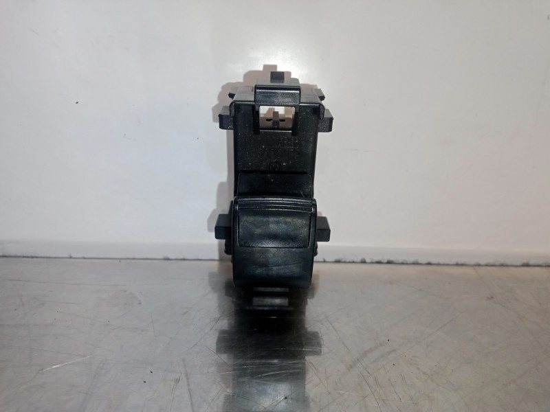 Recambio de mando elevalunas trasero derecho para toyota auris 1.6 16v cat referencia OEM IAM 829204D  