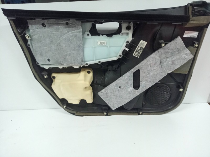 Recambio de guarnecido puerta delantera derecha para toyota auris 1.6 16v cat referencia OEM IAM 6777702300  