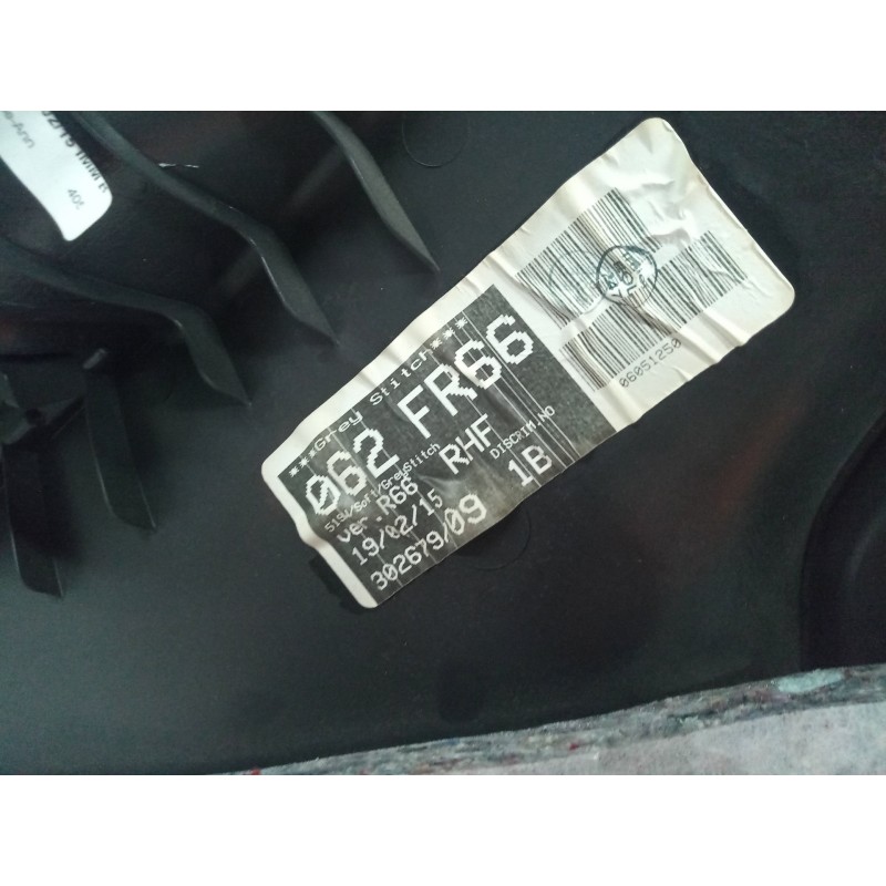 Recambio de guarnecido puerta delantera derecha para toyota auris 1.6 16v cat referencia OEM IAM 6777702300  