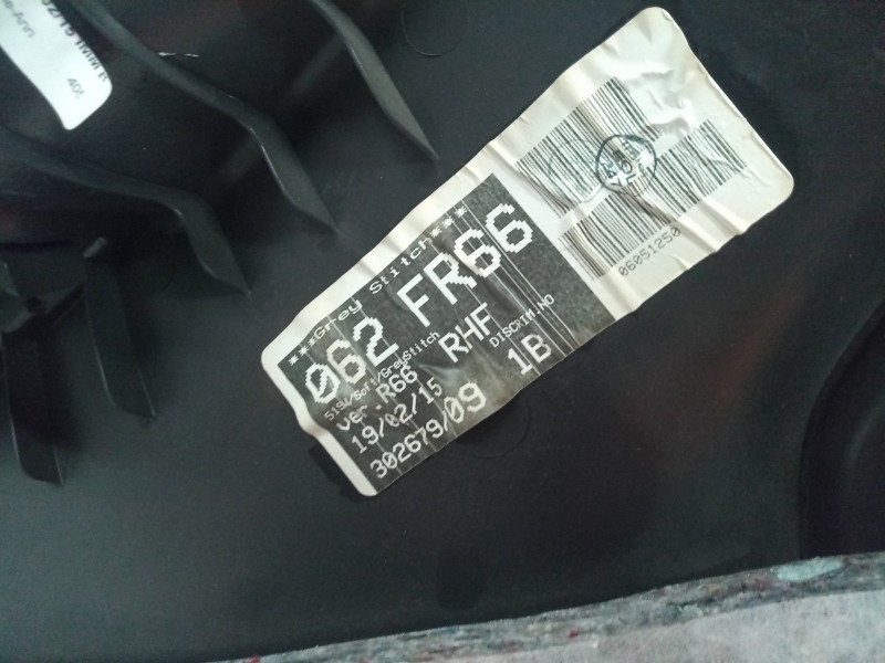 Recambio de guarnecido puerta delantera derecha para toyota auris 1.6 16v cat referencia OEM IAM 6777702300  