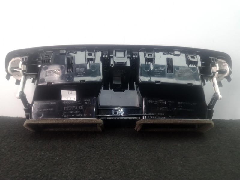 Recambio de aireador delantero central para renault scenic iii 1.6 dci diesel fap referencia OEM IAM 682600031R  