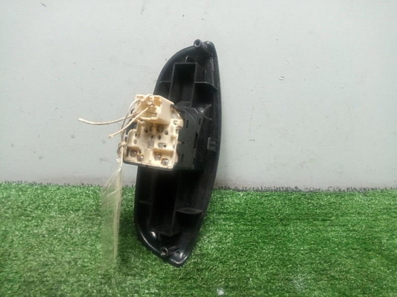 Recambio de mando elevalunas delantero izquierdo para daewoo kalos 1.4 cat referencia OEM IAM 621W04750  2.BOTONES