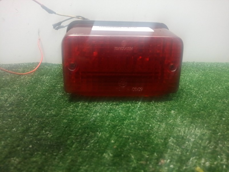 Recambio de piloto trasero central para yamaha 250 special referencia OEM IAM   LEVE FISURA. NO TIENE AGUJERO