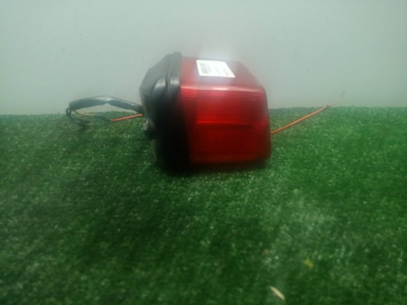 Recambio de piloto trasero central para yamaha 250 special referencia OEM IAM   LEVE FISURA. NO TIENE AGUJERO