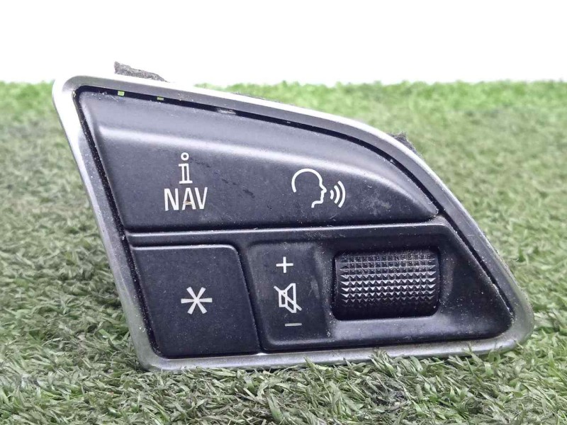 Recambio de mando volante para audi a3 sedán(8vs) 2.0 16v tdi referencia OEM IAM 8U0951523A-901208940003 DERECHO 
