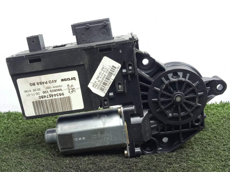 Recambio de motor elevalunas delantero derecho para peugeot 307 (s1) 1.6 16v cat referencia OEM IAM 0130821766-9634457480 BOSCH 
