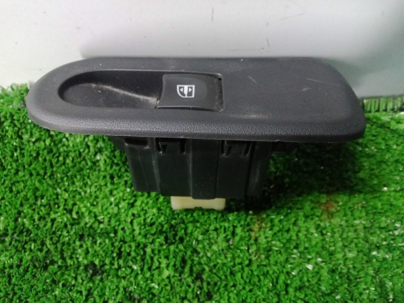 Recambio de mando elevalunas trasero derecho para dacia duster 1.5 dci diesel fap cat referencia OEM IAM NOTIENEREFERENCIA  