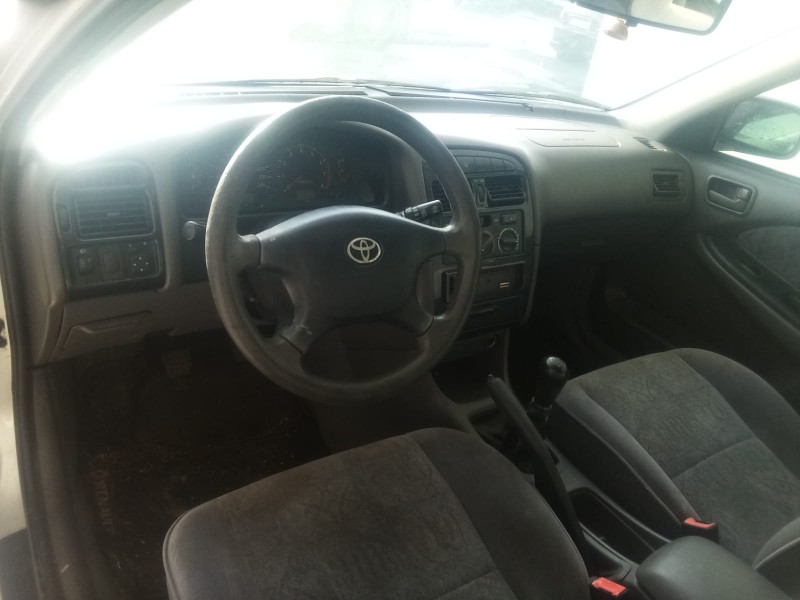 toyota avensis (_t22_) del año 2000