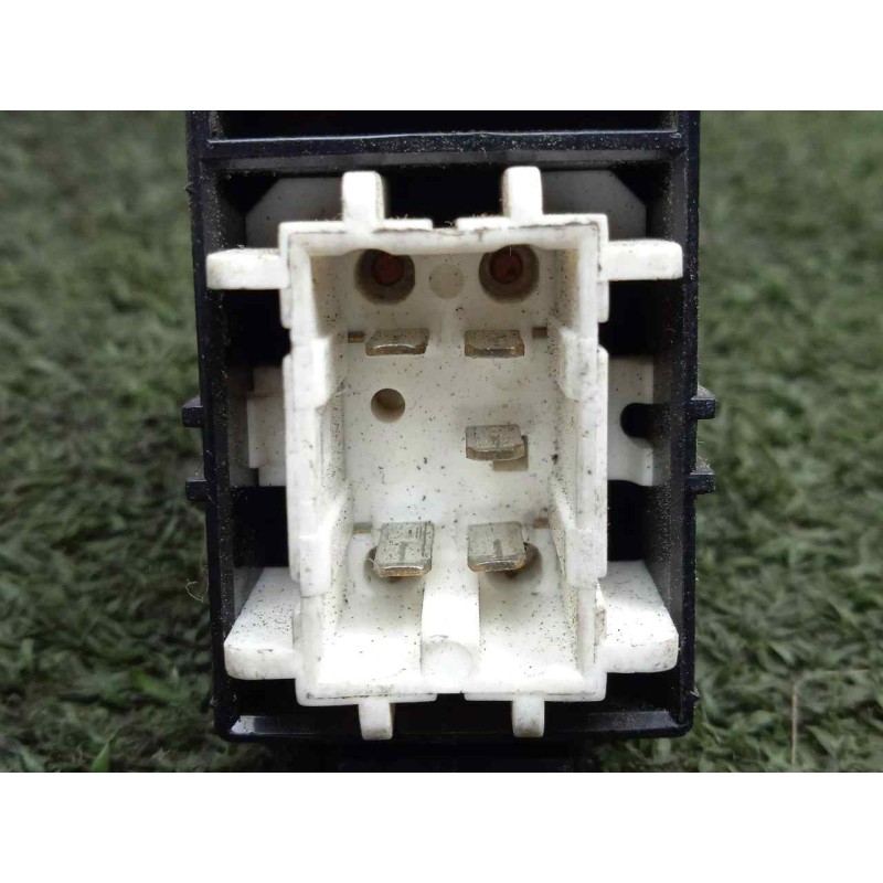 Recambio de mando elevalunas delantero derecho para toyota avensis berlina (t 22) 2.0 d4-d luna (5-ptas.) referencia OEM IAM  TR