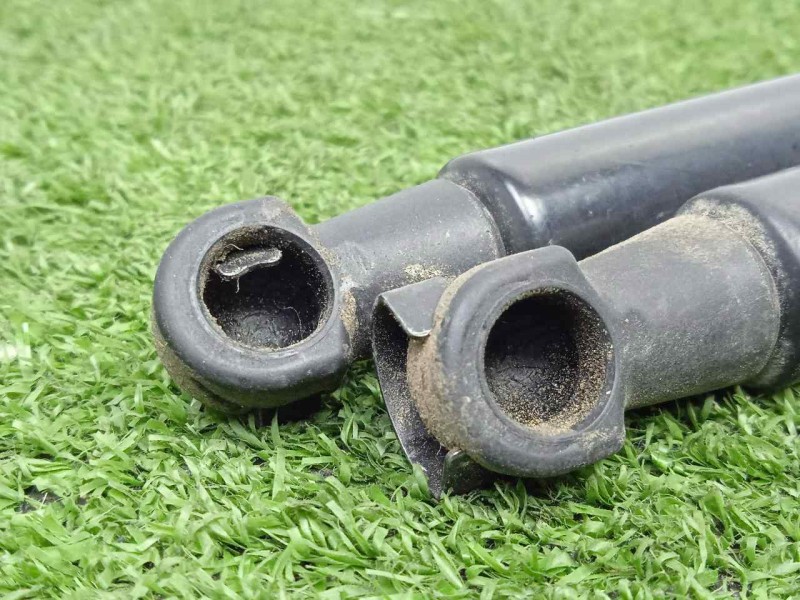 Recambio de amortiguadores capo para toyota land cruiser (j15) 3.0 turbodiesel cat referencia OEM IAM 21X27X115-689300W020 PAREJ