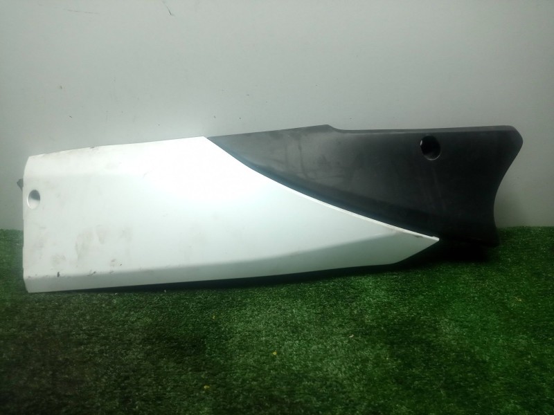 Recambio de moldura para honda fes fes 125 s-wing (jf12) referencia OEM IAM 64431KRJ7900  QUILLA DERECHA