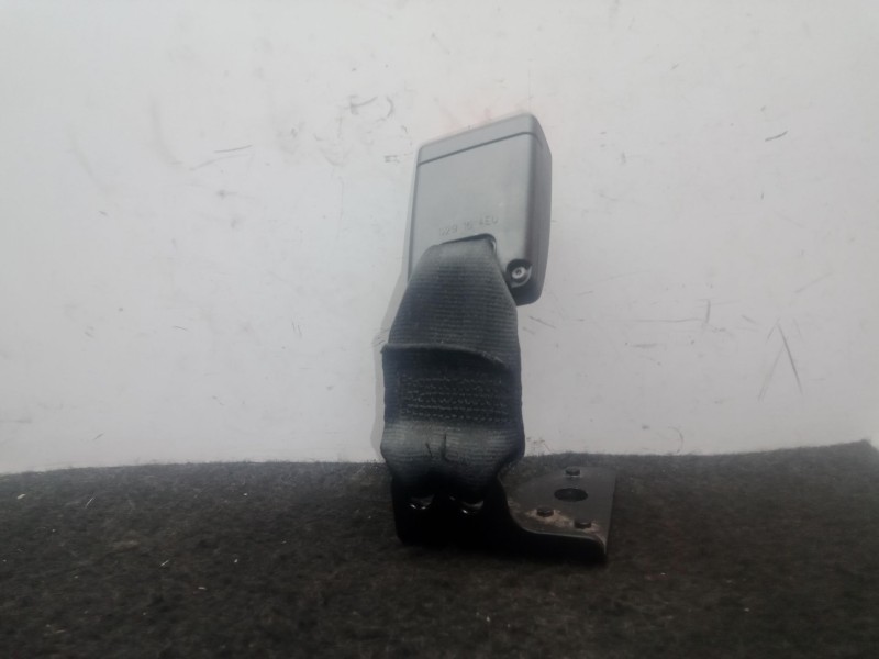 Recambio de enganche cinturon trasero izquierdo para peugeot 208 1.6 blue-hdi fap referencia OEM IAM 6190405B  