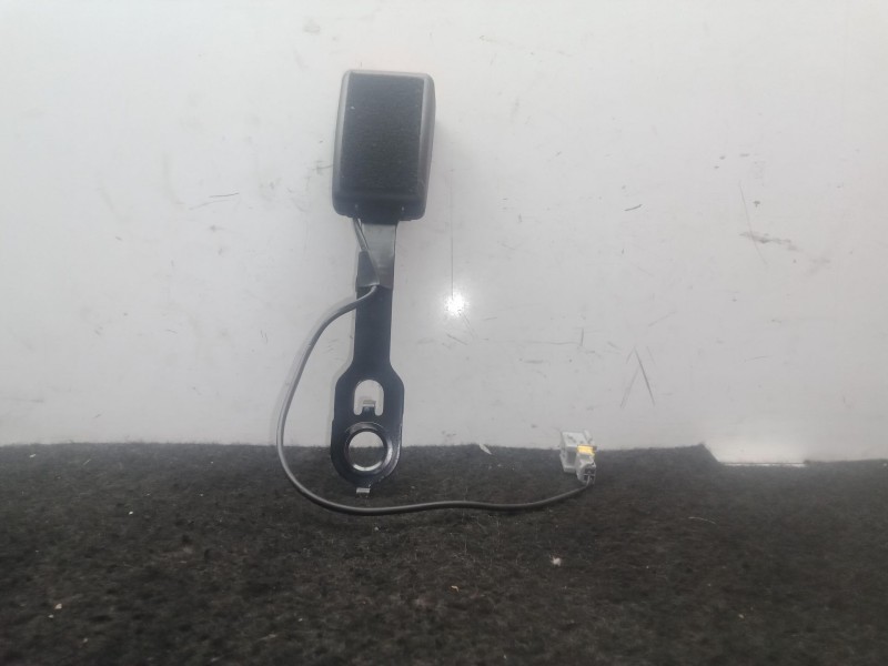 Recambio de enganche cinturon delantero izquierdo para peugeot 208 1.6 blue-hdi fap referencia OEM IAM NOTIENE  