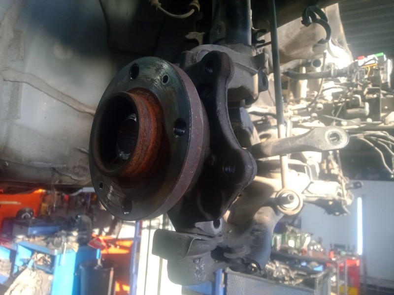 Recambio de mangueta delantera derecha para peugeot 208 1.6 blue-hdi fap referencia OEM IAM   