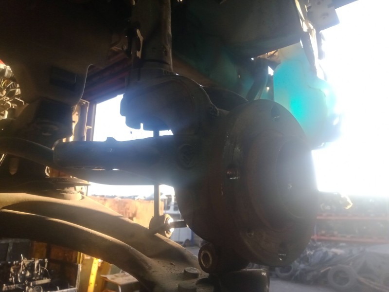 Recambio de mangueta delantera derecha para peugeot 208 1.6 blue-hdi fap referencia OEM IAM   