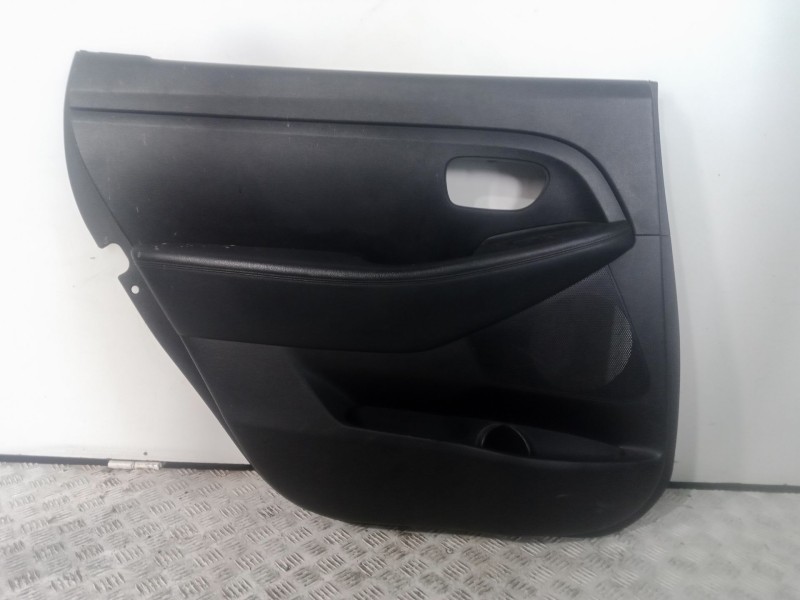 Recambio de guarnecido puerta trasera izquierda para kia carens iv 1.7 crdi referencia OEM IAM 83301A4020PP1 NEGRO 