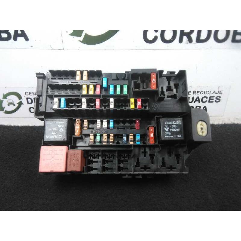 Recambio de caja reles / fusibles para renault laguna iii 2.0 dci diesel cat referencia OEM IAM 8200393836D  