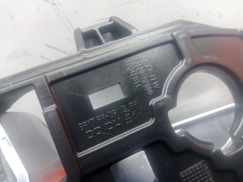 Recambio de maneta interior trasera derecha para kia carens iv 1.7 crdi referencia OEM IAM 83623RP000  