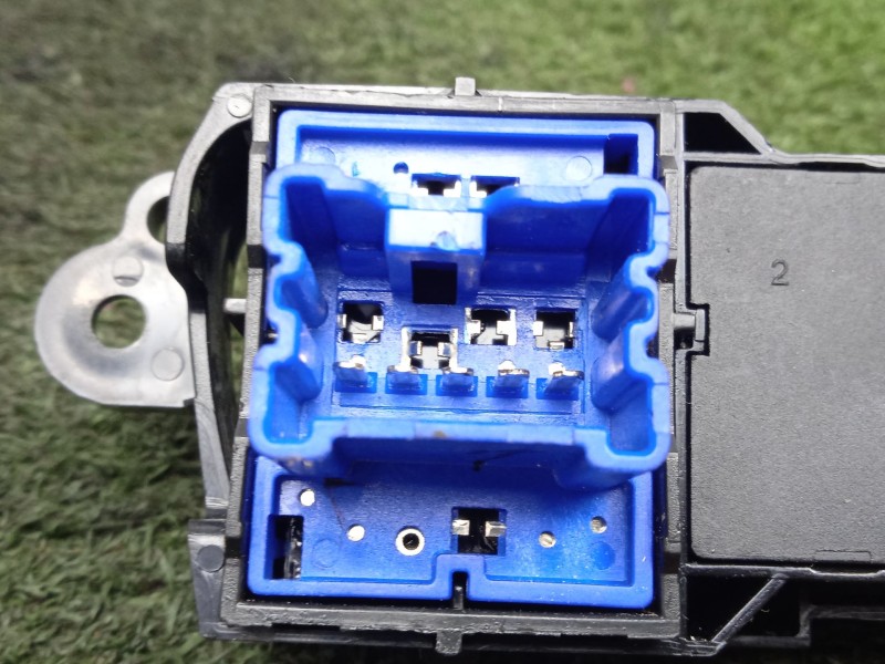 Recambio de warning para dacia spring ev (b6m1) referencia OEM IAM 8AQ3252907063R-09032200001 MR 3.CONECTORES