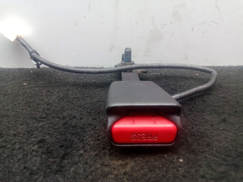 Recambio de enganche cinturon delantero derecho para kia carens iv 1.7 crdi referencia OEM IAM SINREF  