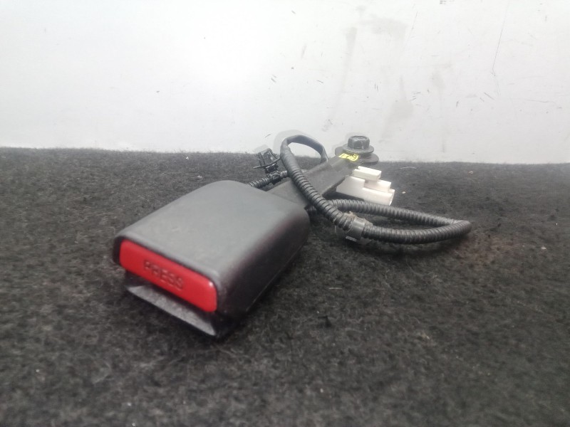 Recambio de enganche cinturon delantero izquierdo para kia carens iv 1.7 crdi referencia OEM IAM SINREF  