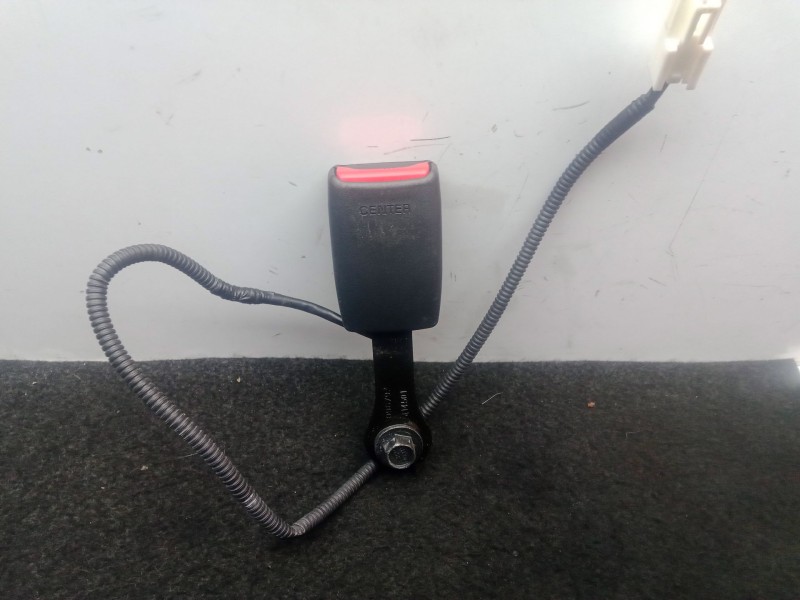Recambio de enganche cinturon trasero central para kia carens iv 1.7 crdi referencia OEM IAM SINREF  