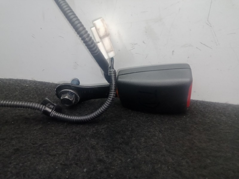 Recambio de enganche cinturon trasero derecho para kia carens iv 1.7 crdi referencia OEM IAM SINREF  