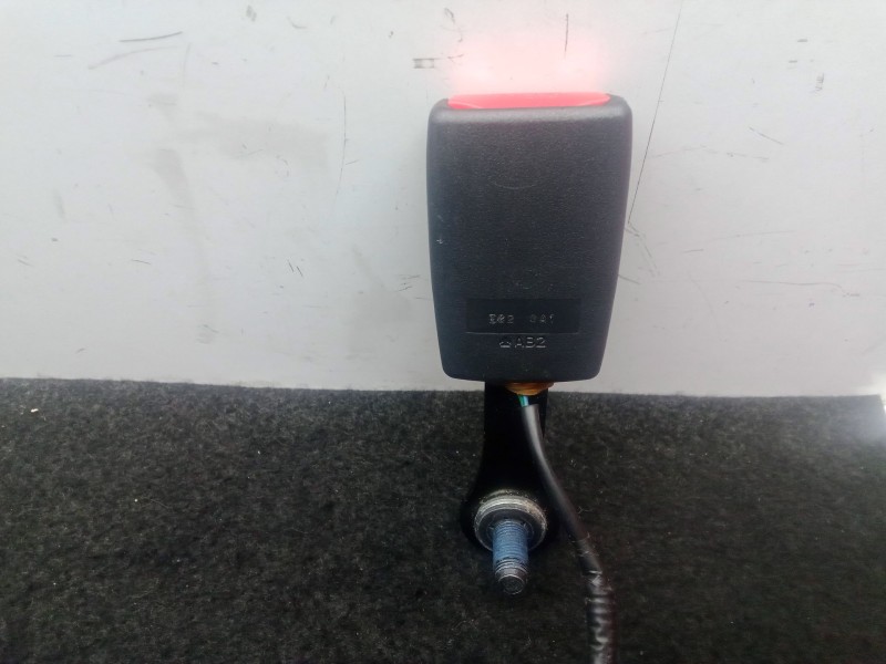 Recambio de enganche cinturon trasero derecho para kia carens iv 1.7 crdi referencia OEM IAM SINREF  