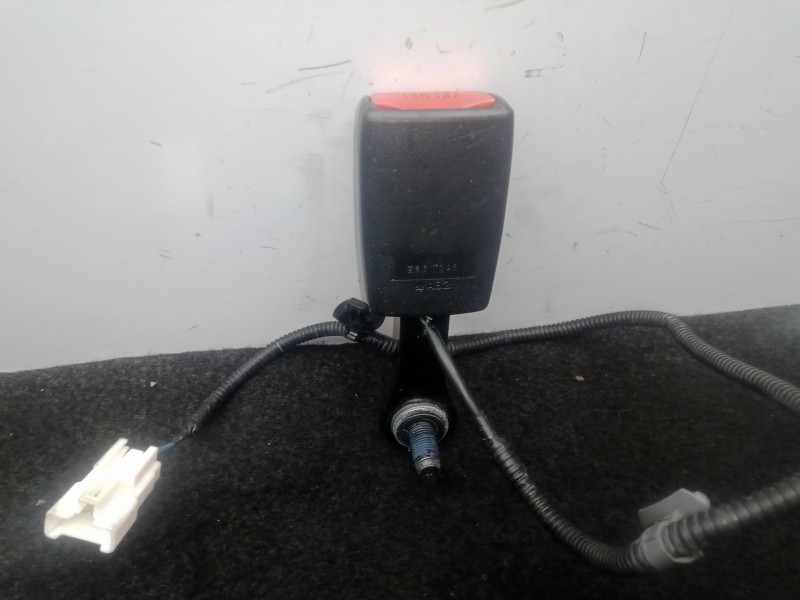 Recambio de enganche cinturon trasero izquierdo para kia carens iv 1.7 crdi referencia OEM IAM SINREF  