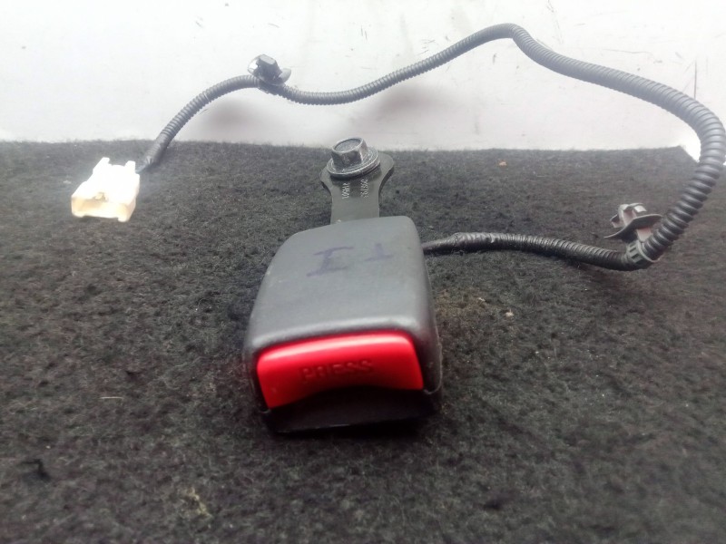 Recambio de enganche cinturon trasero izquierdo para kia carens iv 1.7 crdi referencia OEM IAM SINREF  