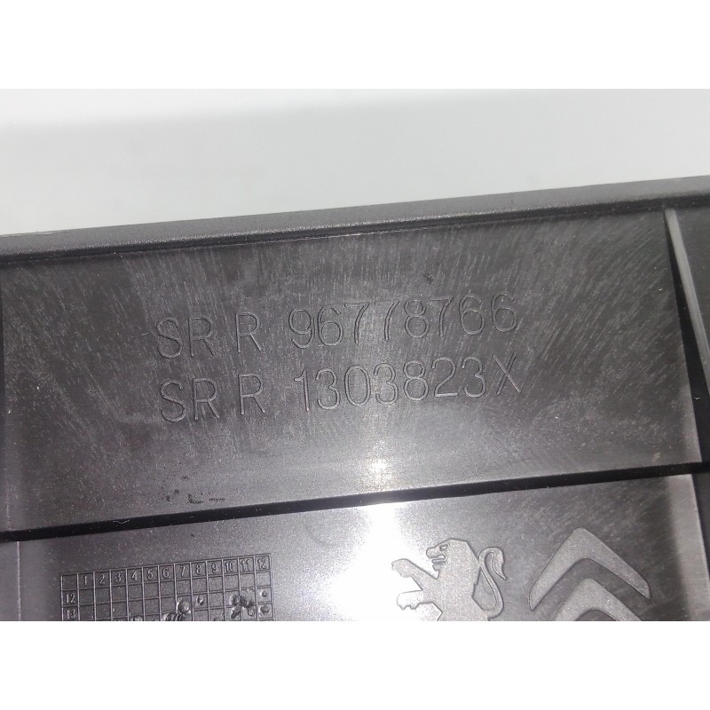 Recambio de aireador delantero derecho para peugeot 308 1.6 16v e-hdi fap referencia OEM IAM 96778766 13-17 