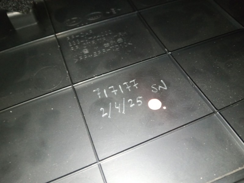 Recambio de guarnecido puerta trasera derecha para kia carens iv 1.7 crdi referencia OEM IAM 83302A4020PP1 NEGRO 