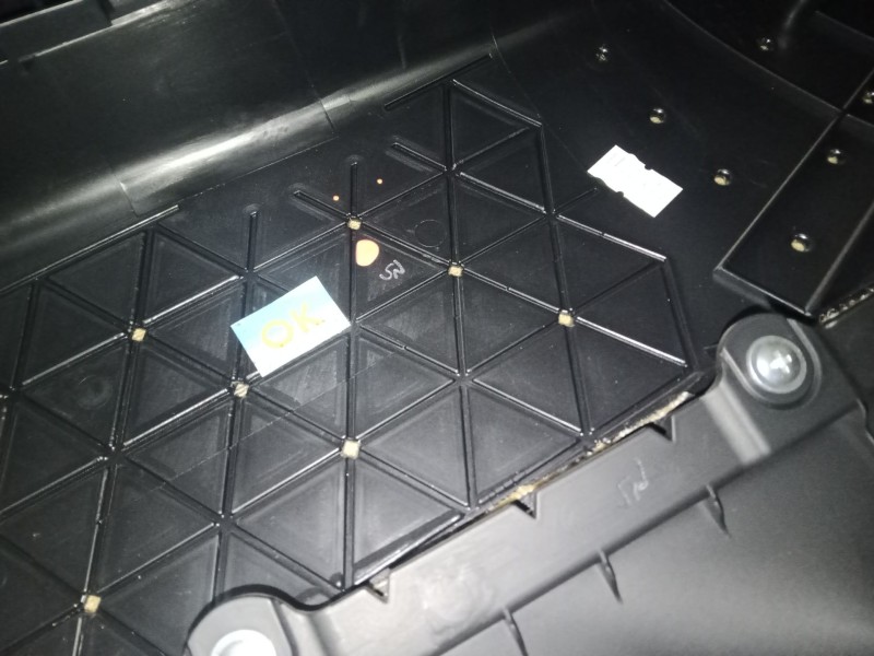 Recambio de guarnecido puerta trasera derecha para kia carens iv 1.7 crdi referencia OEM IAM 83302A4020PP1 NEGRO 