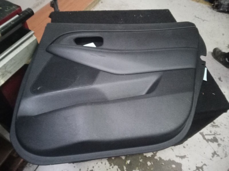 Recambio de guarnecido puerta trasera derecha para kia carens iv 1.7 crdi referencia OEM IAM 83302A4020PP1 NEGRO 