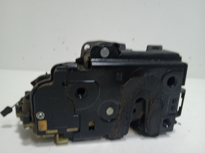 Recambio de cerradura puerta delantera derecha para volkswagen polo iv (9n_, 9a_) 1.4 tdi referencia OEM IAM 3B1837016CC  