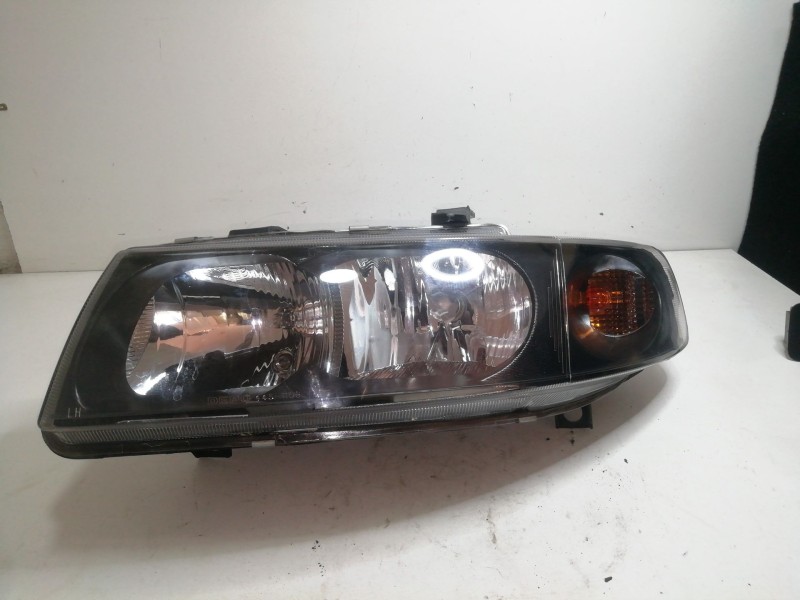 Recambio de faro izquierdo para seat toledo ii (1m2) 1.9 tdi referencia OEM IAM 00212421  H7 + H1