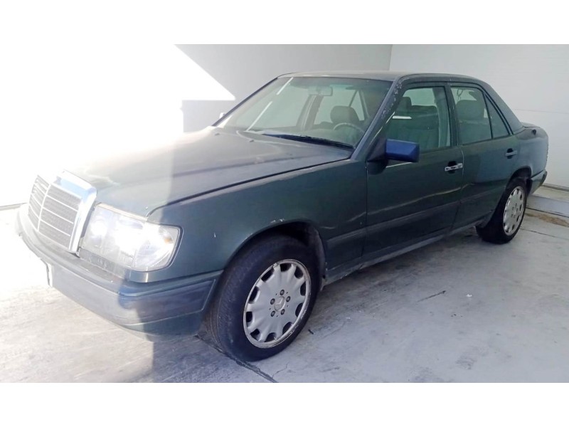 mercedes-benz 124 sedán (w124) del año 2025