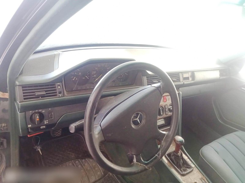 mercedes-benz 124 sedán (w124) del año 2025