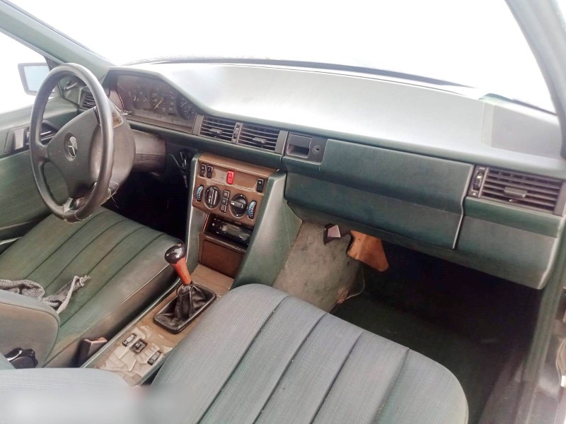 mercedes-benz 124 sedán (w124) del año 2025