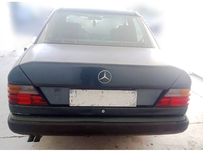 mercedes-benz 124 sedán (w124) del año 2025