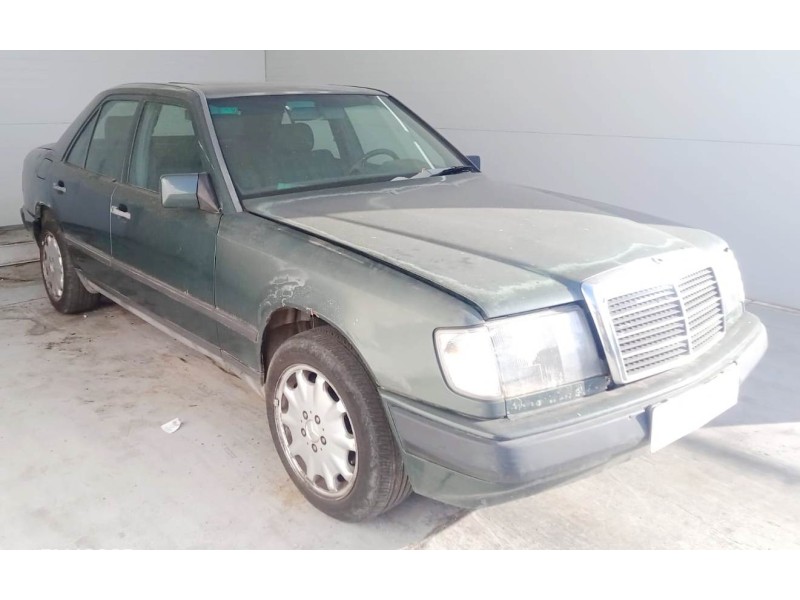 mercedes-benz 124 sedán (w124) del año 2025