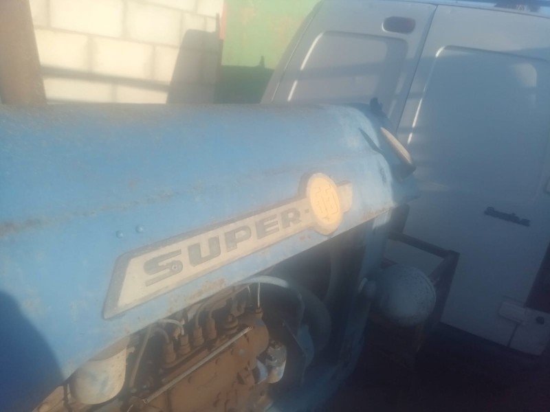 Recambio de moldura para ebro super 55 tractor referencia OEM IAM EMBLEMA EBRO  DELANTERO DERECHO