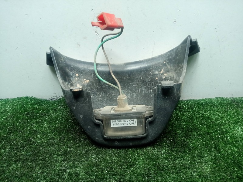 Recambio de moldura para kymco xciting 250/300/500 referencia OEM IAM 80107LBA2E000 LUZ MATRICULA 