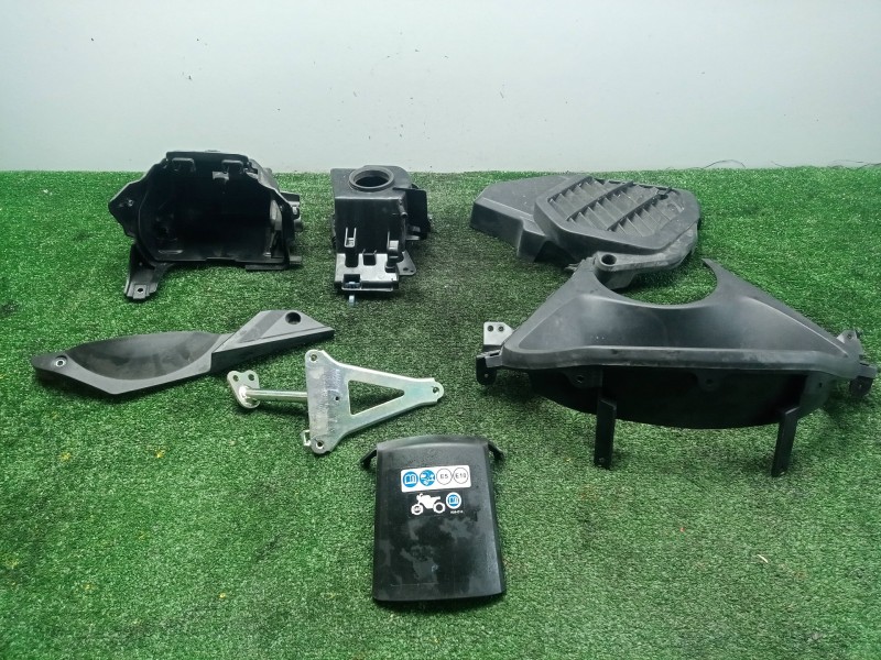 Recambio de moldura para honda pcx 125 referencia OEM IAM 81320K96D000 - 64337K97T000 - 81141K96V000 - 19150K97T000 JUEGO.MOLDUR