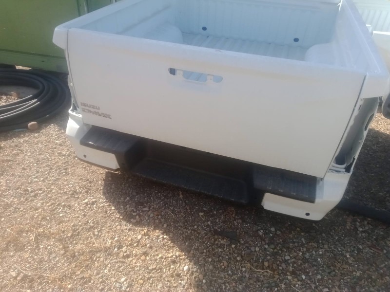 Recambio de caja trasera para isuzu d-max referencia OEM IAM  MODELO DESDE 2020 SIN USAR