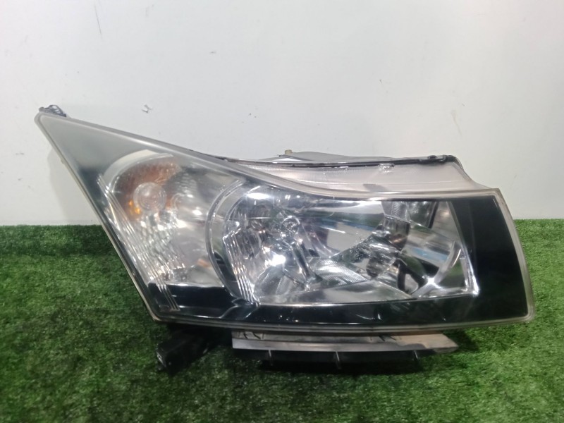 Recambio de faro derecho para chevrolet cruze hatchback (j305) 2.0 cdi referencia OEM IAM  H4 HALOGENO