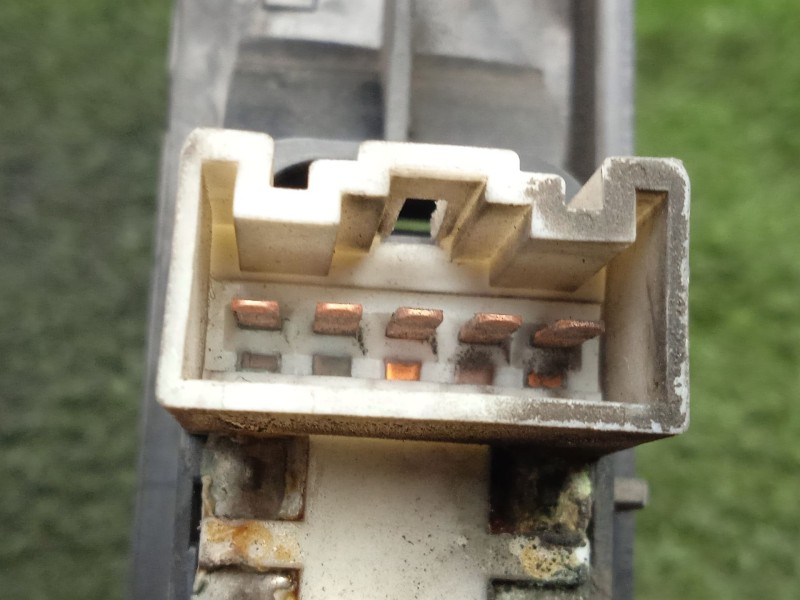 Recambio de mando elevalunas delantero derecho para isuzu n-series npr / nqr 4.8 referencia OEM IAM SIN REFERENCIA  1.BOTON