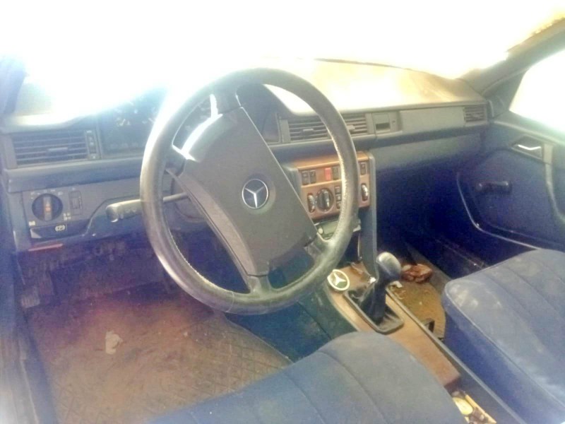 mercedes-benz 124 sedán (w124) del año 1986